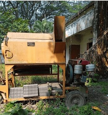 Paddy/wheat threshing machine for sale in Manikganj