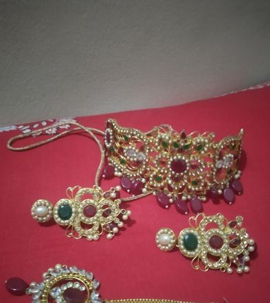 neckles with earing for sale in Wari, Dhaka