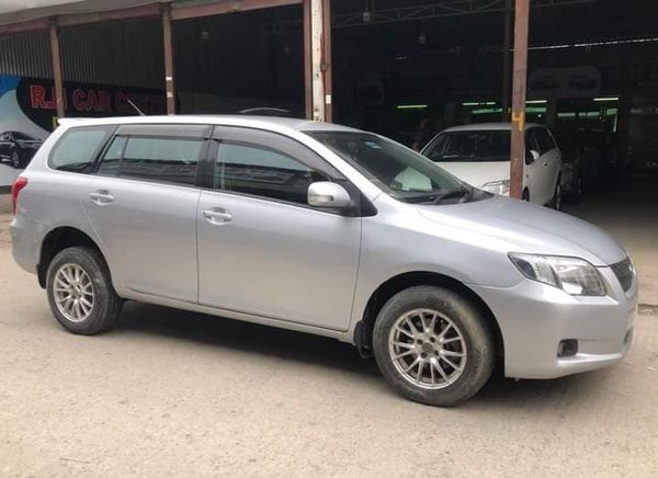 Toyota Axio Fielder Car For Sale in Baridhara Dhaka