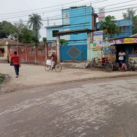 ঢাকা কোচস্টান এর দক্ষিণে অবস্তিত কামারপাড়ায় তিন রাস্তার মোড়ে সাড়ে ১২ শতক জমি বাসাসহ বিক্রি হবে