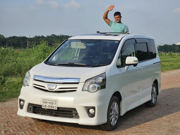 Toyota Noah-Si (Sunroof) 2011 Car For Sale in Dhaka