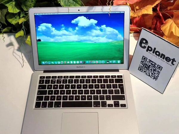 Apple MacBook Air 2017 Laptop For Sale at Bashundhara City Shopping Complex in Dhaka