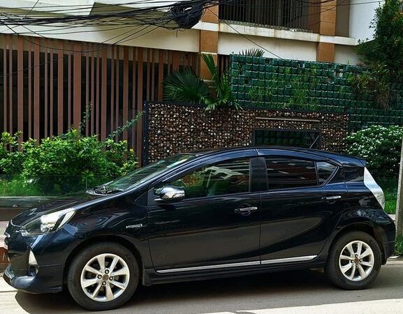 Toyota Aqua hybrid 2013 Car For Sale at Dhanmondi in Dhaka