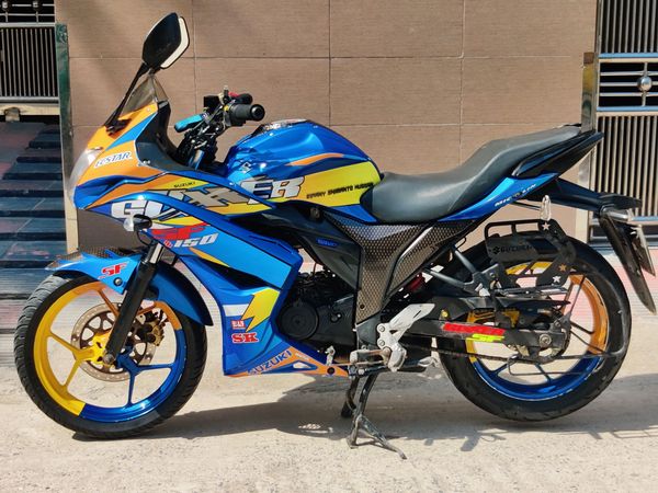 Suzuki Gixxer SF Double Disk Motorcycle For Sale at Mouchak Market in Dhaka