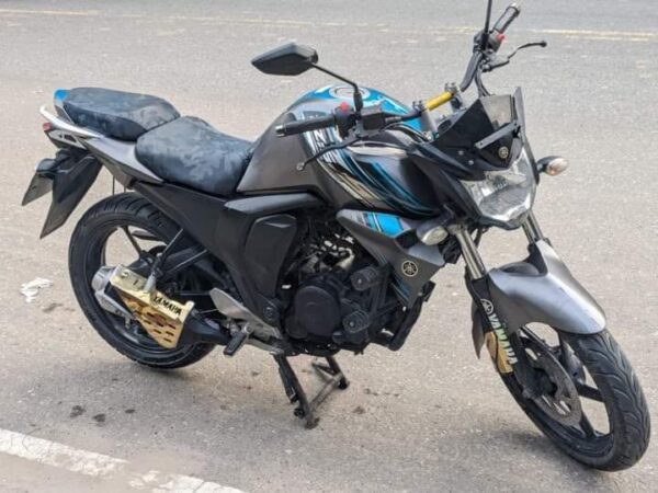 Yamaha FZS V2 Fi Motorcycle For Sale at Uttara House Building in Dhaka