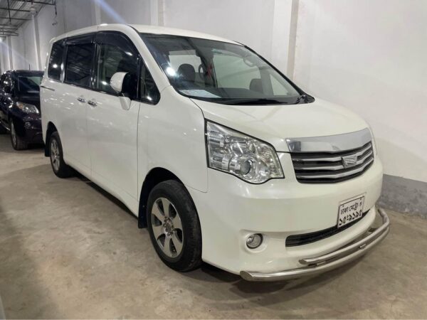 Toyota x Noah (x smart) Model-2012(push start) Used for sale in Uttara Dhaka.