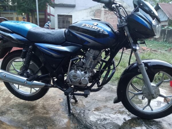 Bajaj Discover 125 cc Used for Sale at Bhairab Bus Stand In Dhaka.