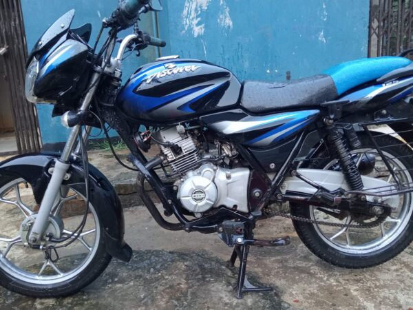 Bajaj Discover 125 cc Used for Sale at Bhairab Bus Stand In Dhaka.