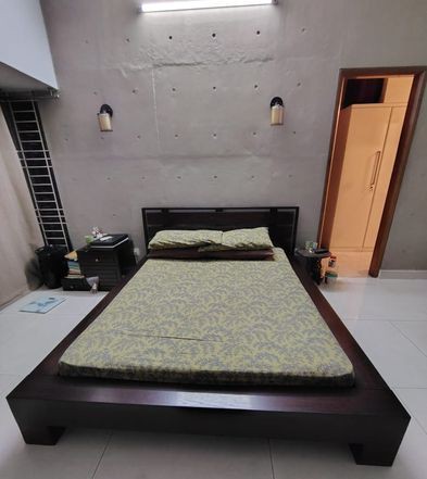 Queen size bed and side table (7×5) for sale in Banani, Dhaka