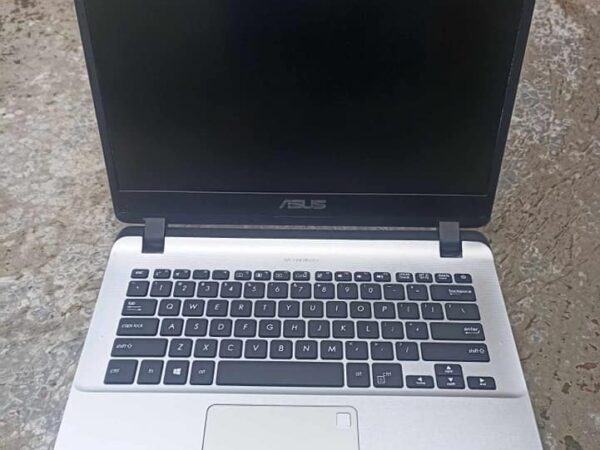 Asus Core i3 6th gen Leptop Used For sale at New Market In Rajshahi.