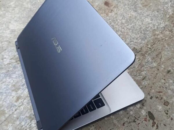 Asus Core i3 6th gen Leptop Used For sale at New Market In Rajshahi.