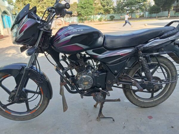 Discover 100 CC on test Used Motorcycle Sale For at Bhairav ​​Bus Stand In Dhaka.