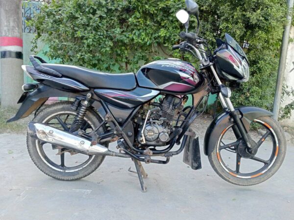 Discover 100 CC on test Used Motorcycle Sale For at Bhairav ​​Bus Stand In Dhaka.