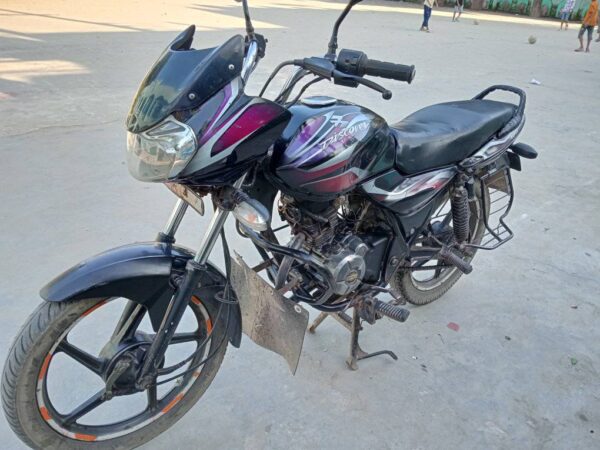 Discover 100 CC on test Used Motorcycle Sale For at Bhairav ​​Bus Stand In Dhaka.