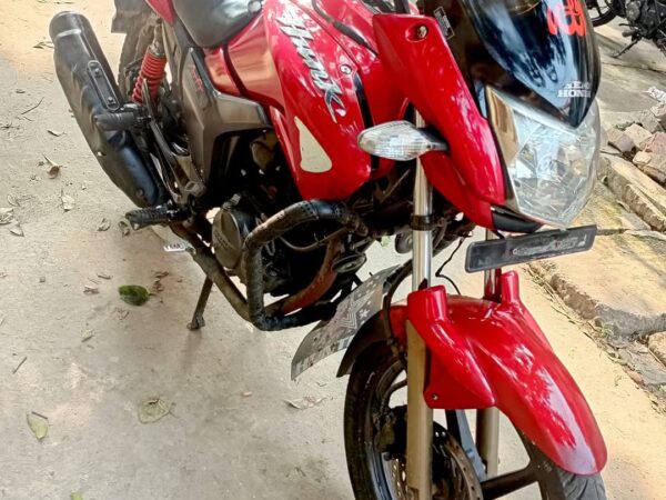 Hero Hunk Double Disc Motorcycle For Sale at Naruli Bogura Shahor in Rajshahi.