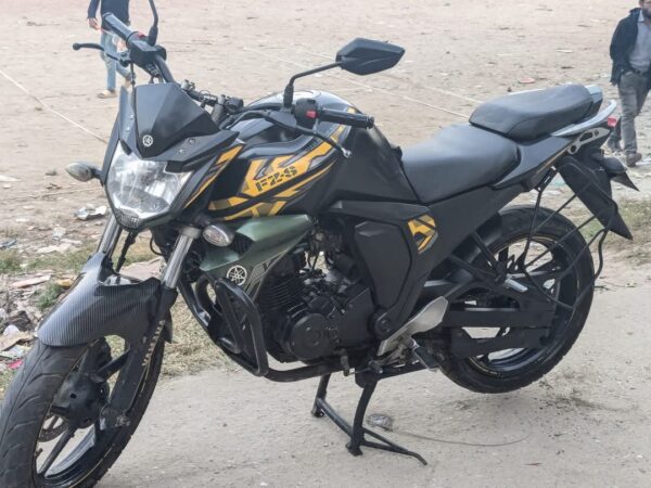 Yamaha FZS V2 Fi 2017 Motorcycle For Sale at Uttara in Dhaka.