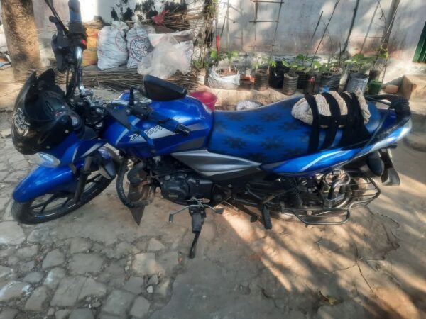 Bajaj Discover 125cc Motorcycle For Sale at Khaja Road Bolir Hat in Chattogram.