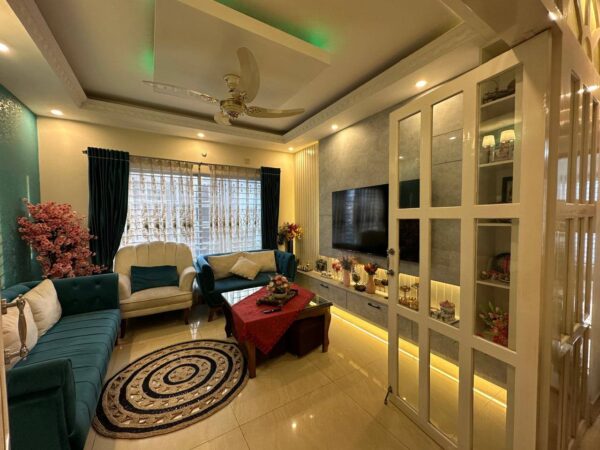 বসুন্ধরা আবাসিকের J ব্লকে Furnished স্বল্প ব্যবহিত উত্তরমুখী লাক্সারিয়াস একটি ফ্ল্যাট বিক্রয়