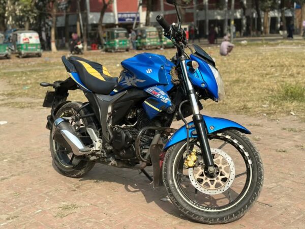 SUZUKI GIXXER MONOTON SINGLE DISC Motorcycle For Sale at Munshiganj Sadar in Dhaka.