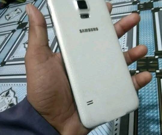 Samsung Galaxy S5 Mobile Phone For Sale at Meradia Bazar, Kazir Barir Mor in Dhaka.