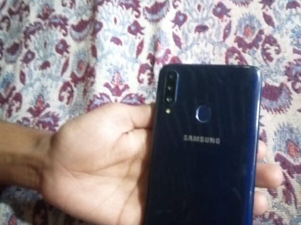 Samsung Mobile Phone For Sale at Gulshan Niketan Hatirjheel in Dhaka.