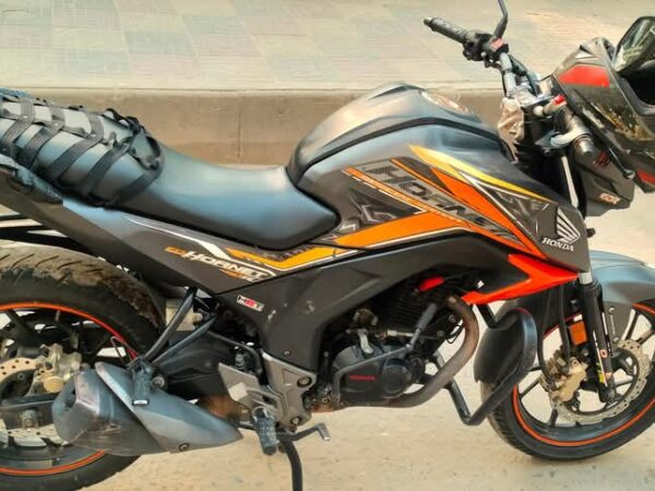 Honda Hornet CBS 160 Motorcycle For Sale at Mirpur-1 Ansar Camp in Dhaka.