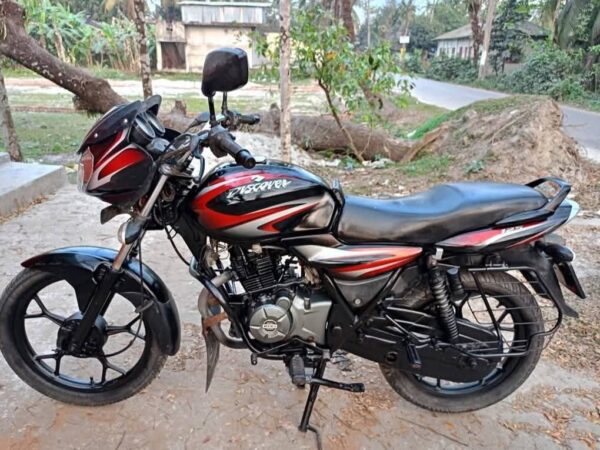 Bajaj Discover 125cc Motorcycle For Sale at Kagmari College Mor, Tangail in Dhaka.