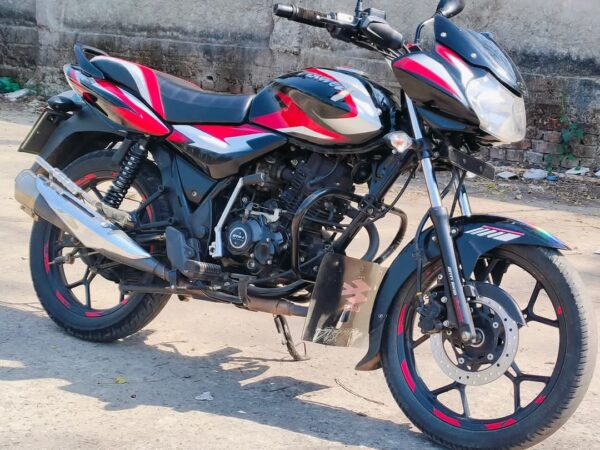 Bajaj Discover 125cc Motorcycle For Sale at Mirpur-1 Commerce College in Dhaka.