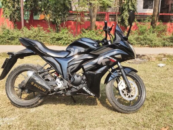 Suzuki Gixxer Sf 2017 Motorcycle For Sale at Hazaribagh Park in Dhaka.