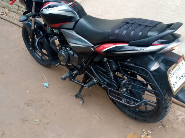 Bajaj Discover 125cc Motorcycle For Sale at Uttara Joshim Uddin Bawnia Bazar in Dhaka.