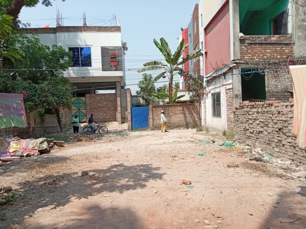 খুলনার রায়ের মহল আঃ মালেক সড়কে দোকান ও বাড়ি করার উপযোগী জমি বিক্রয় হবে।