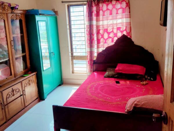 ১২৭০ বর্গফুটের ব্যবহৃত ফ্ল্যাট বিক্রয় মোহাম্মাদপুর, আদাবর বাজার সংলগ্ন পানির পাম্পের কাছে।