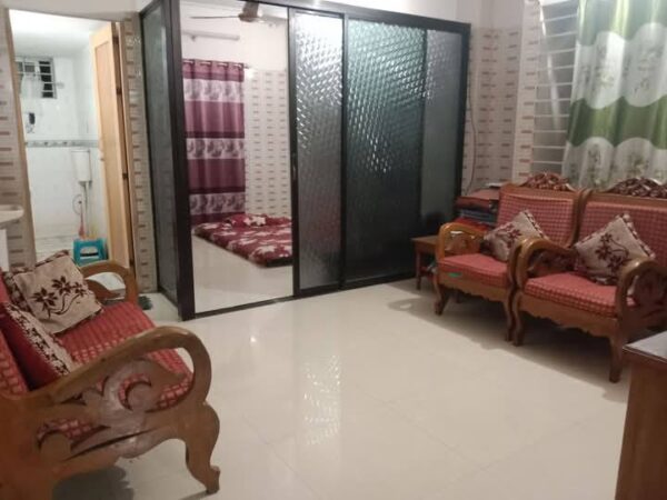 মিরপুর শেওড়াপাড়া মেট্রো স্টেশন এর কাছে ১২০০ স্কয়ার ফিটের একটি ফ্লাট বিক্রয় হবে।