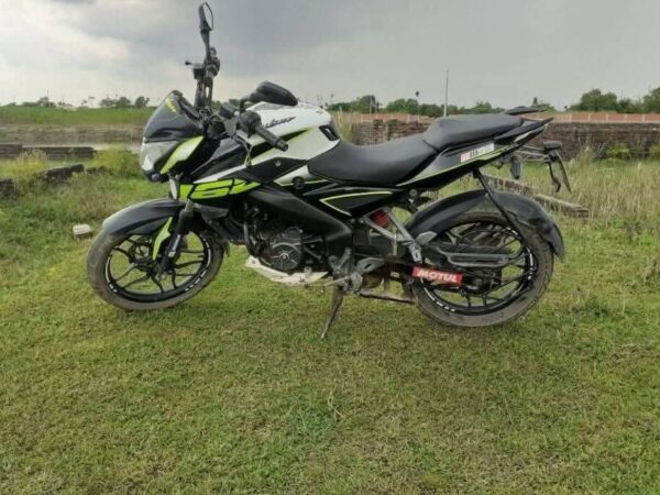 Bajaj Pulsar NS 160cc Motorcycle For Sale at Uttar Badda in Dhaka.