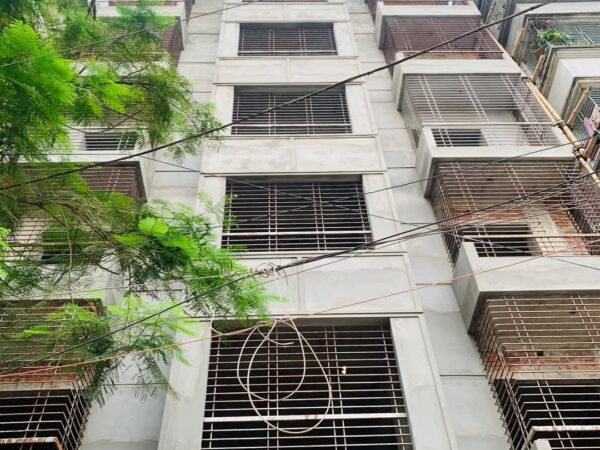 ঢাকা বনশ্রী দশতলা মার্কেট এর কাছে L ব্লকে দক্ষিণমুখী Luxurious ফ্ল্যাট বিক্রয় হবে।