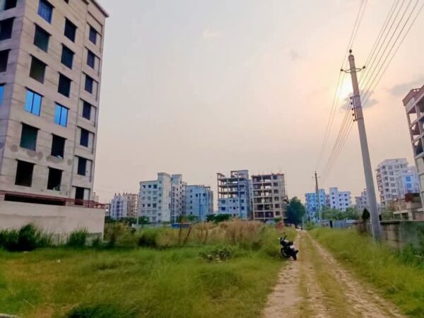 ঢাকা বসুন্ধরা আবাসিক এলাকায় এল ব্লকে ৩ কাঠার প্লট বিক্রি হবে।