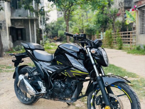 Suzuki Gixxer Carburetor 2022 Motorcycle For Sale at Jatrabari in Dhaka.