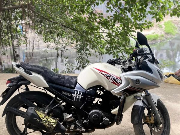 Yahama Fazer Motorcycle For Sale at Rampura in Dhaka.