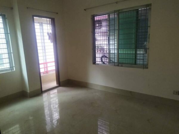 ঢাকা রামপুরা বনশ্রীতে সুলভ মূল্যে একটি স্বল্প ব্যবহৃত ফ্ল্যাট বিক্রি হবে।